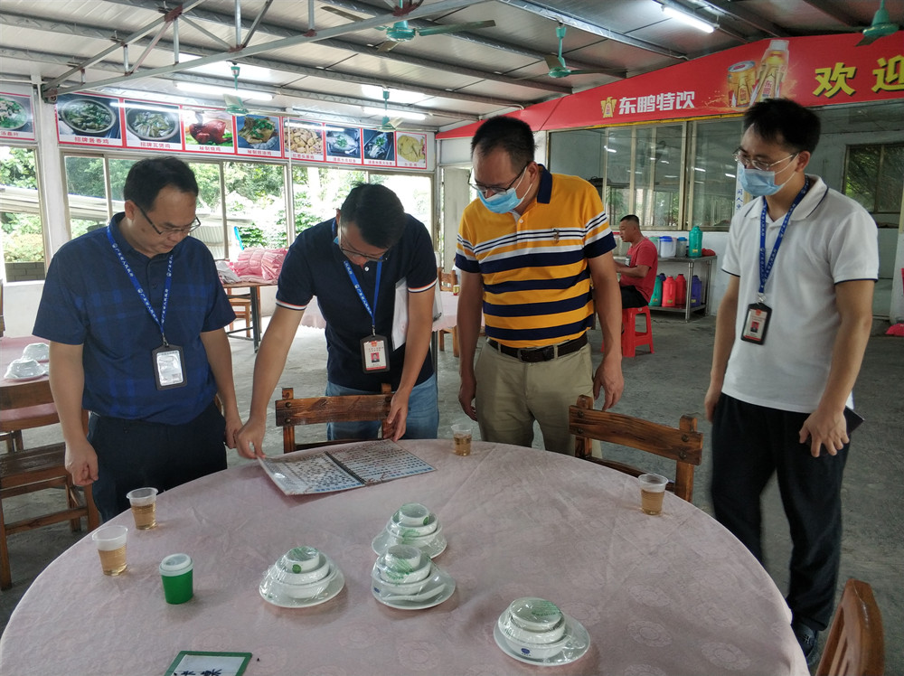 清城區(qū)市場(chǎng)監(jiān)管局領(lǐng)導(dǎo)班子帶隊(duì)開展“中秋、國(guó)慶”節(jié)前安全大檢查1.jpg