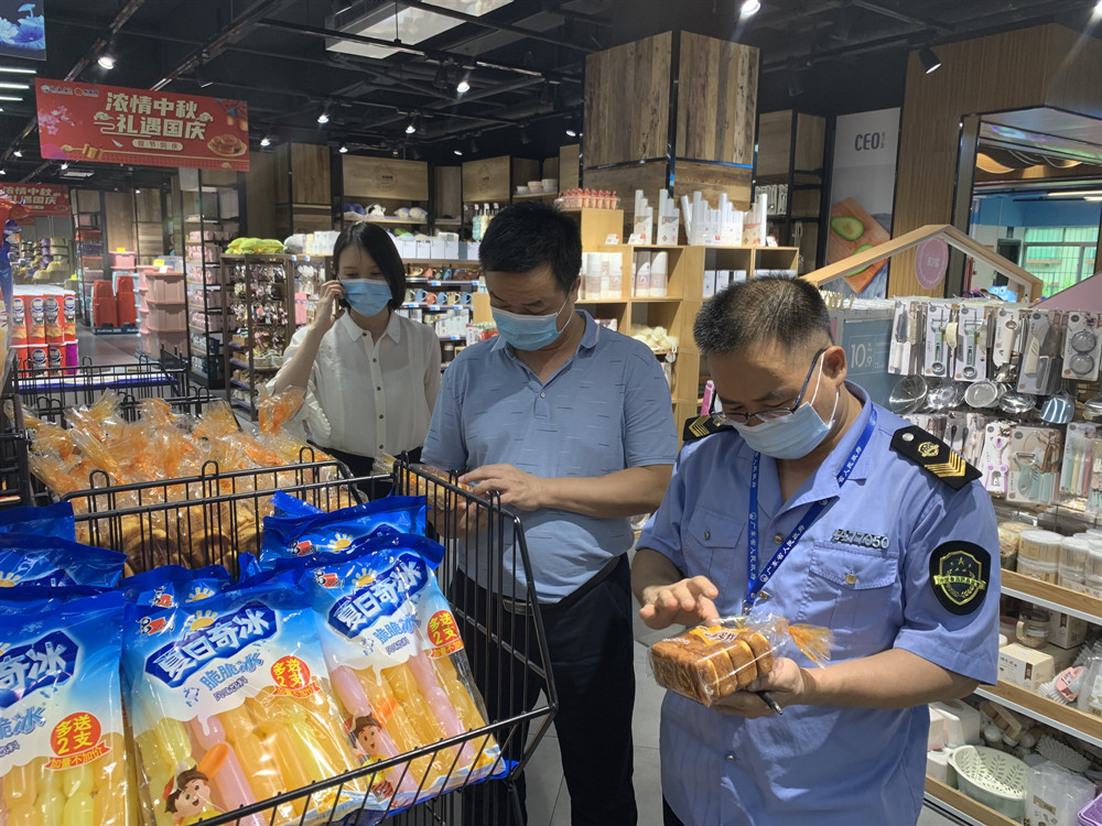 清城區(qū)市場(chǎng)監(jiān)管局領(lǐng)導(dǎo)班子帶隊(duì)開展“中秋、國(guó)慶”節(jié)前安全大檢查3.jpg