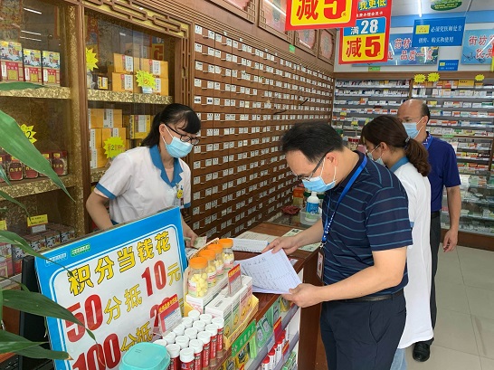 （圖為黃勁鋒局長、個(gè)私企徐國奇副書記檢查藥店落實(shí)購藥實(shí)名登記情況）.jpg
