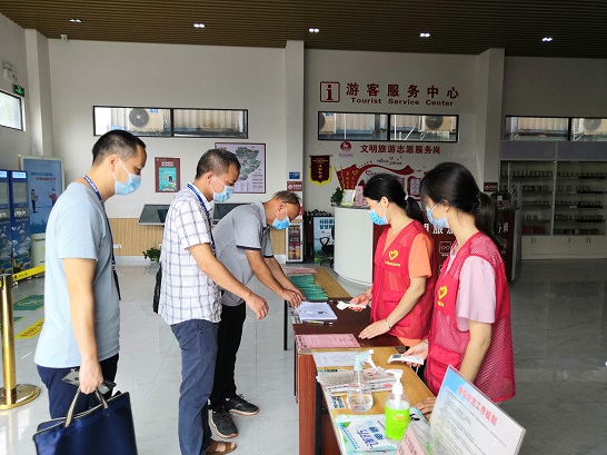 （圖為東城所人員到金雞巖、牛魚嘴、黃騰峽景區(qū)開展疫情防控檢查）.jpg