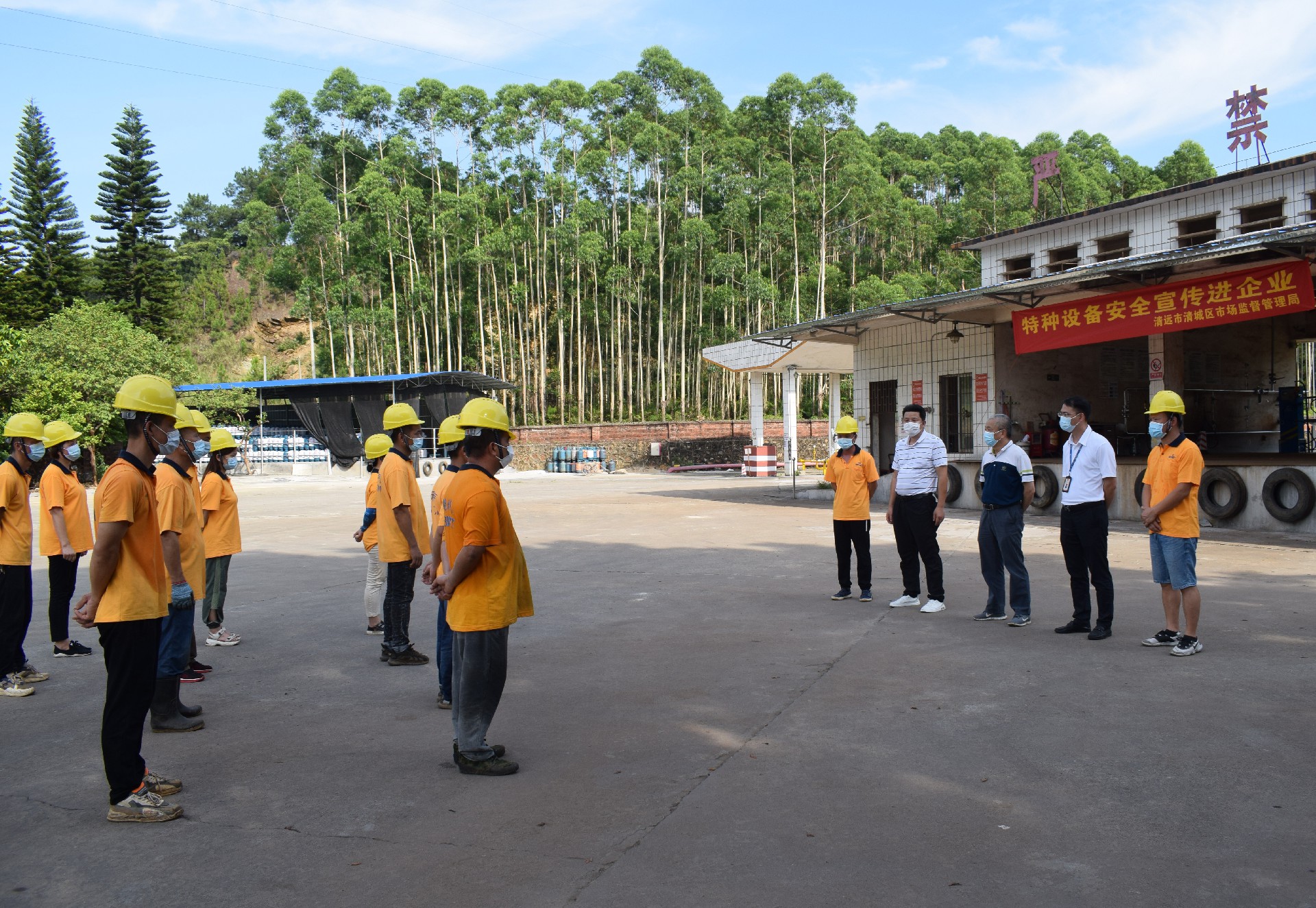 （圖為搶險(xiǎn)成功，宣布解除警戒。）.jpg